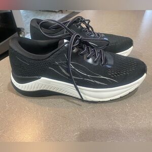 Dansko Women's Pace walking shoe in black